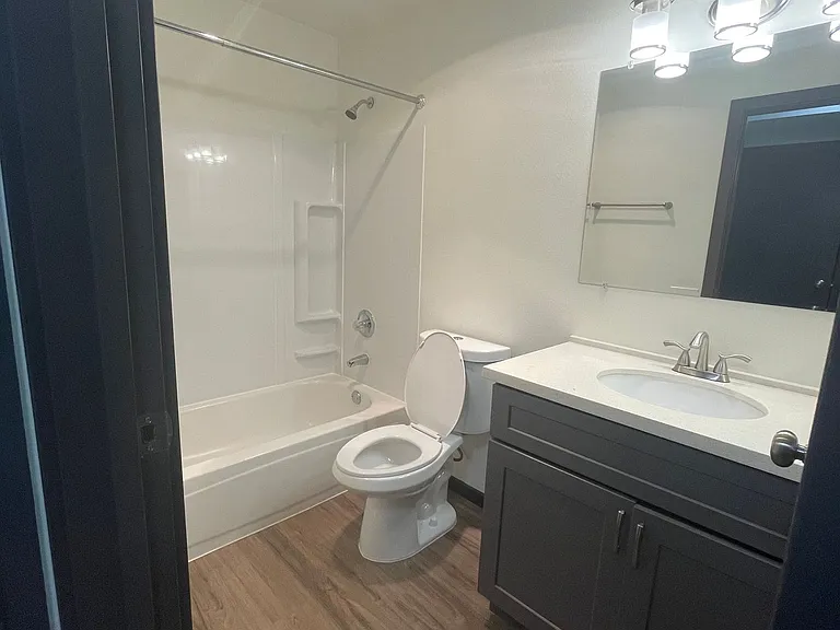 6040 Cali - Spacious 1 & 2 Units | Washer/Dryer | Private Balcony | Lots on Natural Light — Photo 19