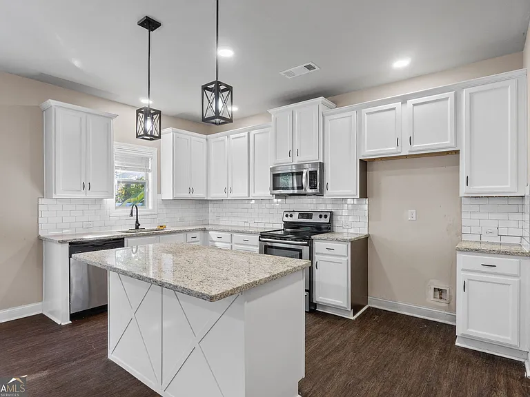 475 Louise Way — Photo 8