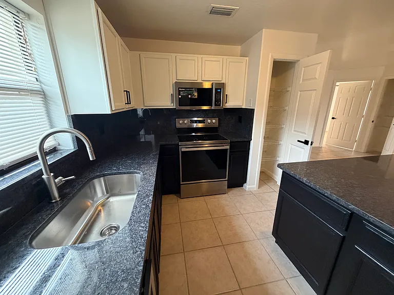 816 Angela Ave — Photo 6