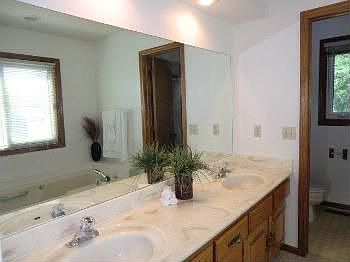 5th image of 906 Elm Hurst Dr