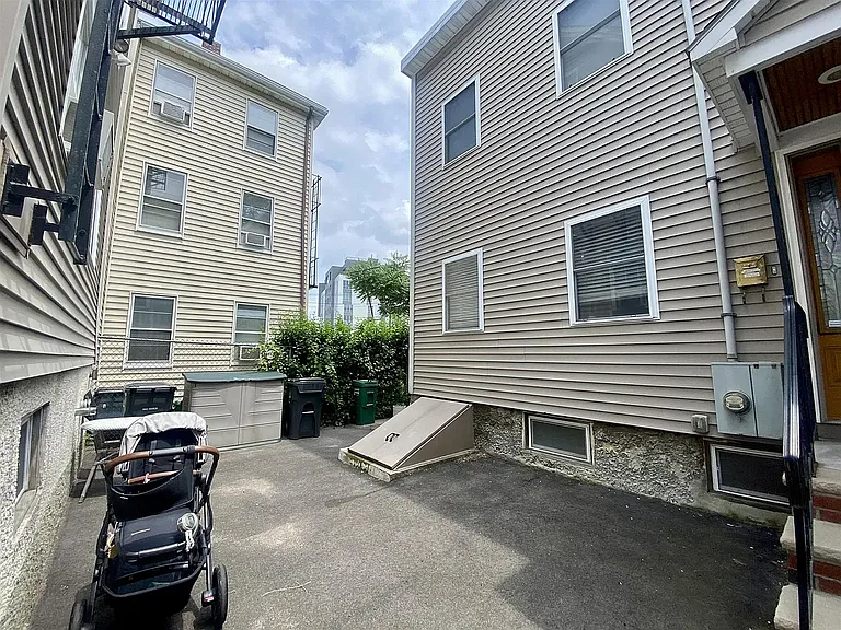 31 Warren St — Photo 9