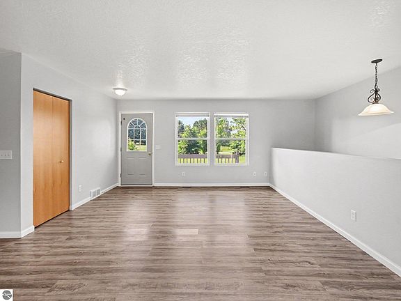 3rd image of 8394 King Arthurs Ct