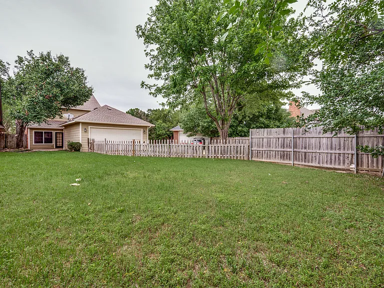 1156 Bent Oaks Dr — Photo 24