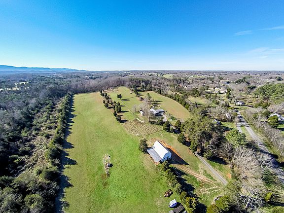 3rd image of 2860 Tuckaleechee Pike
