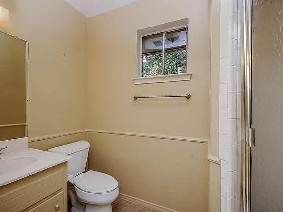 4th image of 914 Georgeland Dr