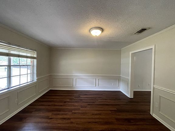 2nd image of 705 White Oak Ln