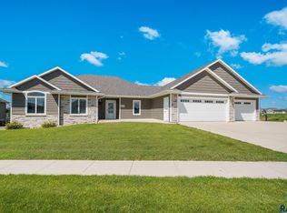 1009 Sandtrap Cir, Dell Rapids, SD 57022