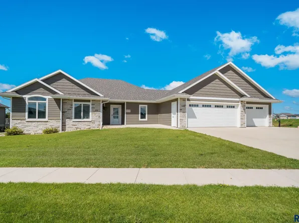 1009 Sandtrap Cir, Dell Rapids, SD 57022