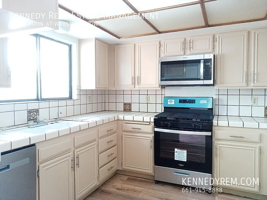 Steps away from AV Hospital, Renovated 2 BR, 2.5 Bath Townhouse Condo — Photo 3
