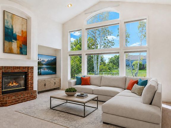 4th image of 925 Deerhurst Cir