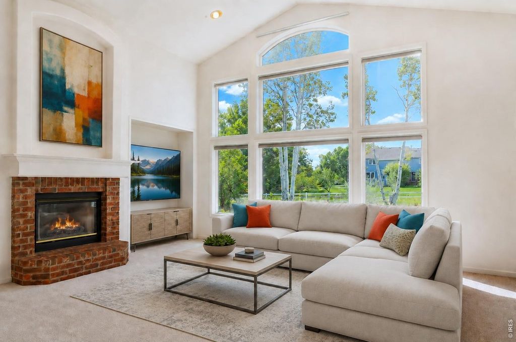 925 Deerhurst Cir