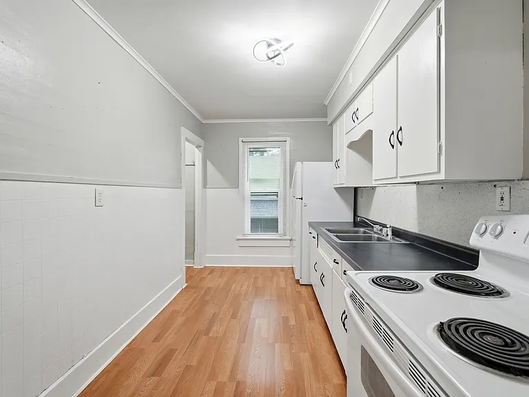 334 1/2 W 9th St #1 — Photo 7