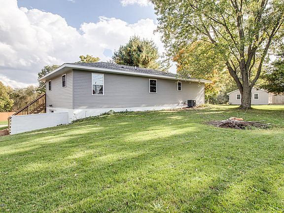 3rd image of 9523 Pine Hill Dr