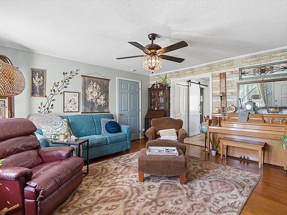 4th image of 627 Mission Ridge Rd