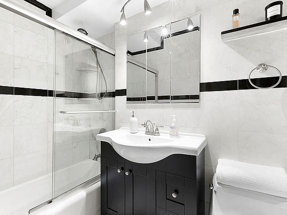 4th image of 401 E 65th St APT 5I