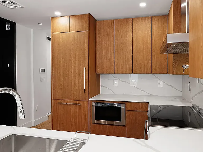 224 W 20th St #2 — Photo 2