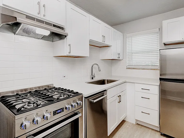 1120 S Logan St #14 — Photo 6