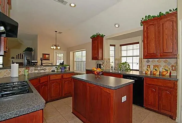 10374 Coach House Ln — Photo 2