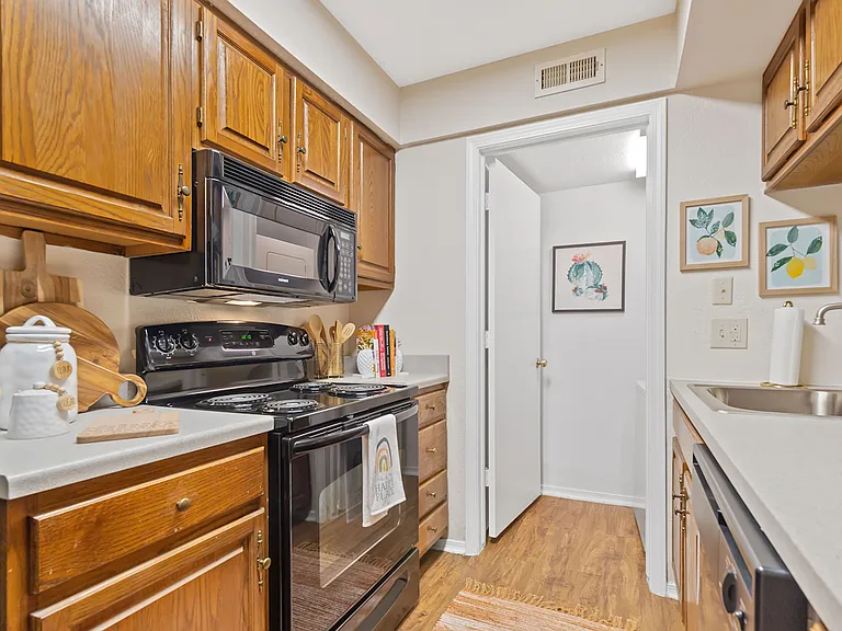 Barrington Apartments — Photo 24