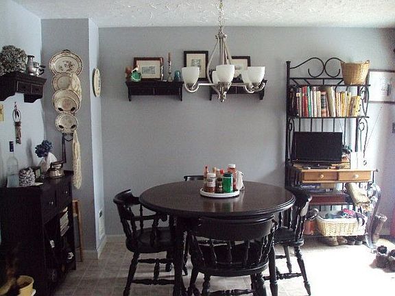 dining area of kitchen