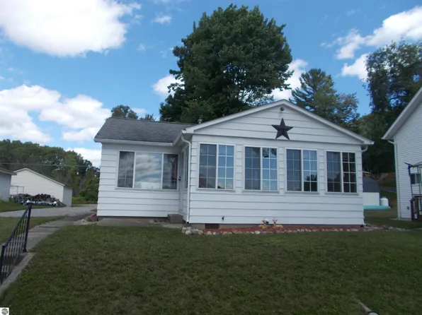 4984 Francis Rd, Hale, MI 48739