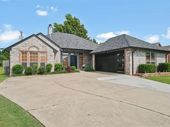 1900 Victoria Pl, Edmond, OK 73003