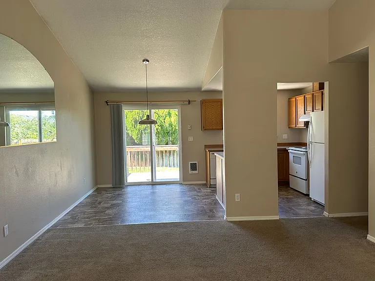 3025 SW Reindeer Ave — Photo 5