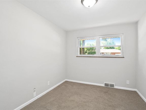 5th image of 2549 Lynch Ave