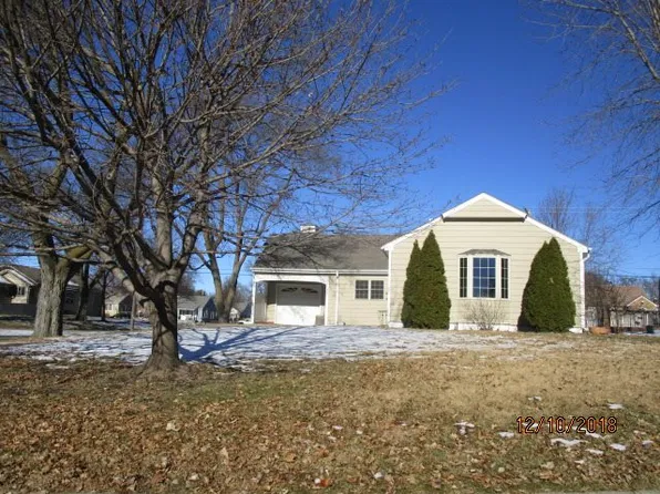 403 Lakeside Dr, Hastings, NE 68901