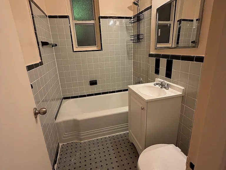 135-10 Grand Central Pkwy #319 — Photo 3