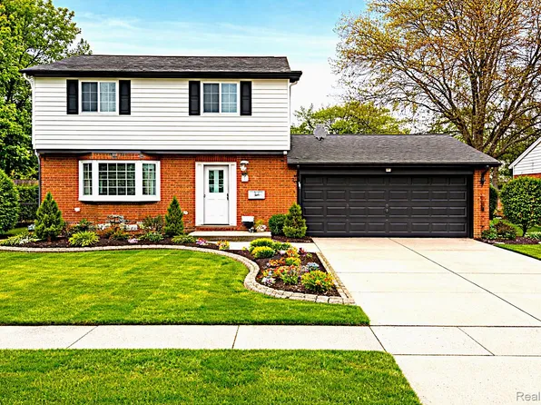 8452 Doncaster Dr, Sterling Heights, MI 48312