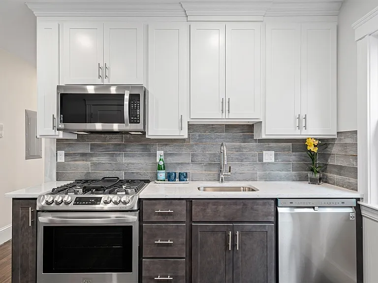 16 Hallam St #1 — Photo 7