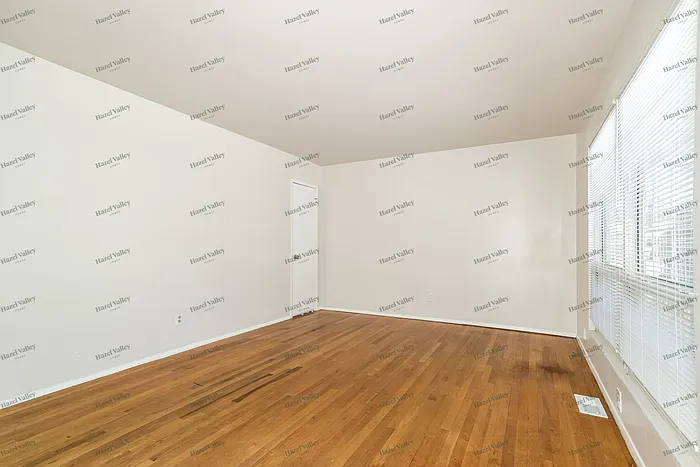 3 bed, 2.0 bath, 1160 sqft, $1,820 — Photo 4