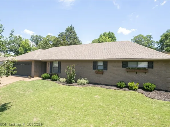 1102 N 8th St, Van Buren, AR 72956