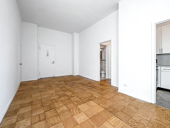 5th image of 4 Park Ave APT 21U