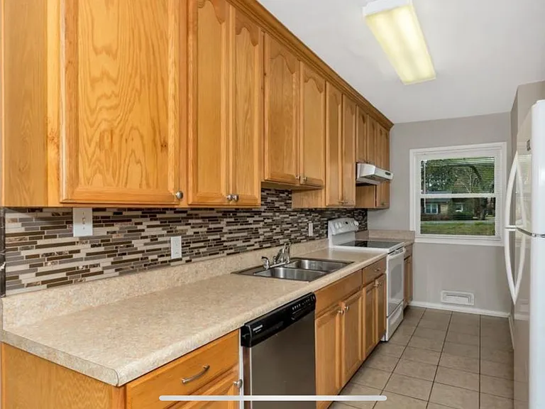 806 E Forrest St — Photo 6