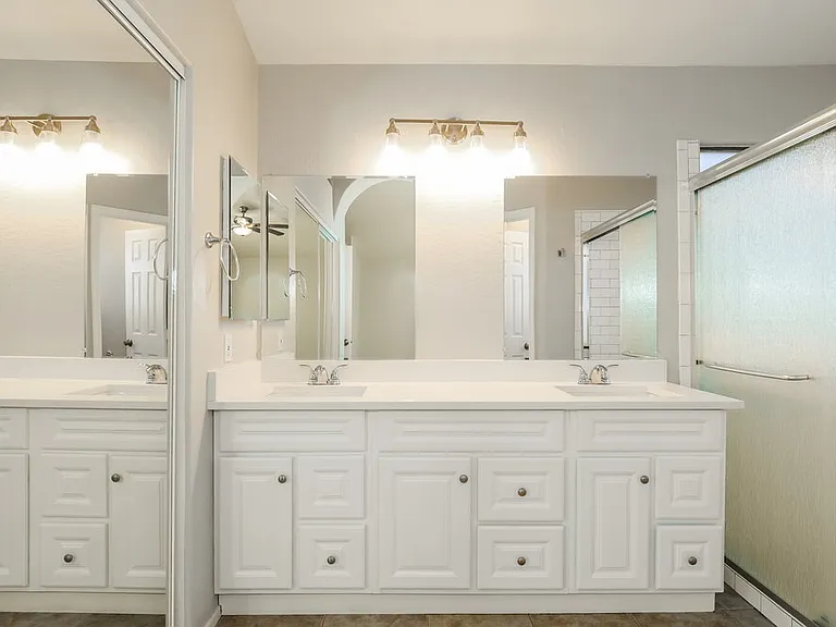 2151 E Briarwood Ter — Photo 12