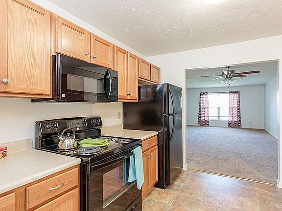 2nd image of 33 Hickory Ln