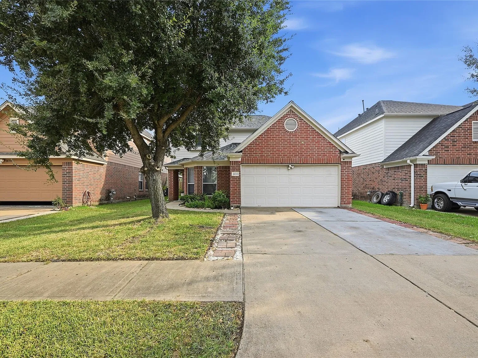 4 bed, 3.0 bath, 2318 sqft, $2,200 — Photo 4