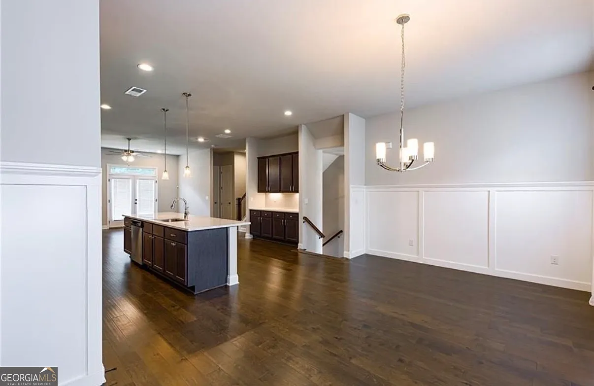 4 bed, 3.5 bath, 4860 sqft, $3,000 — Photo 4