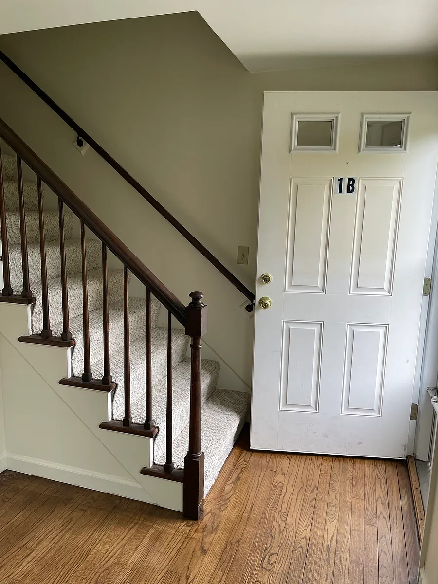 1B Entry - 35 Mile Creek Rd #1B