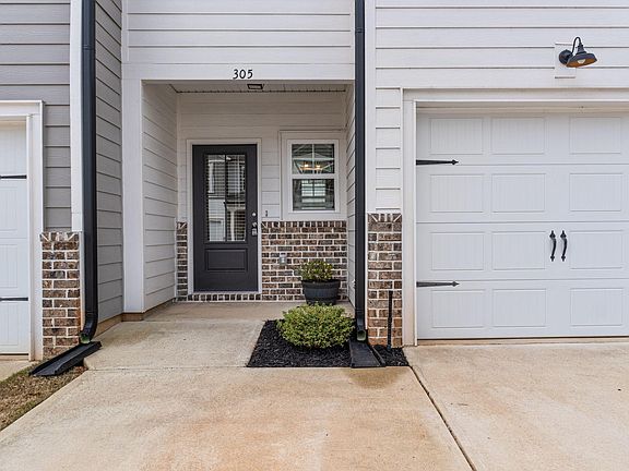 3rd image of 305 Sumac Trail
