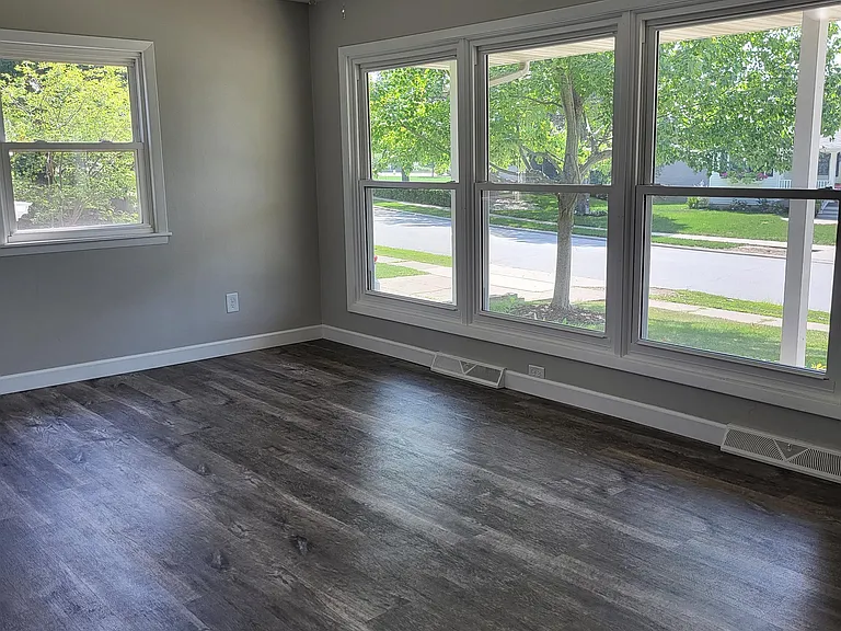 1324 Hillside Dr — Photo 3