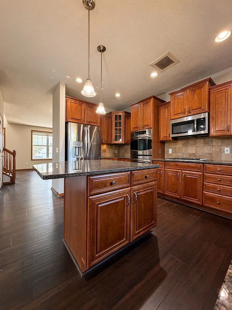 Stunning 5Bed 3.5Bath Home in Eden Prairie — Photo 4