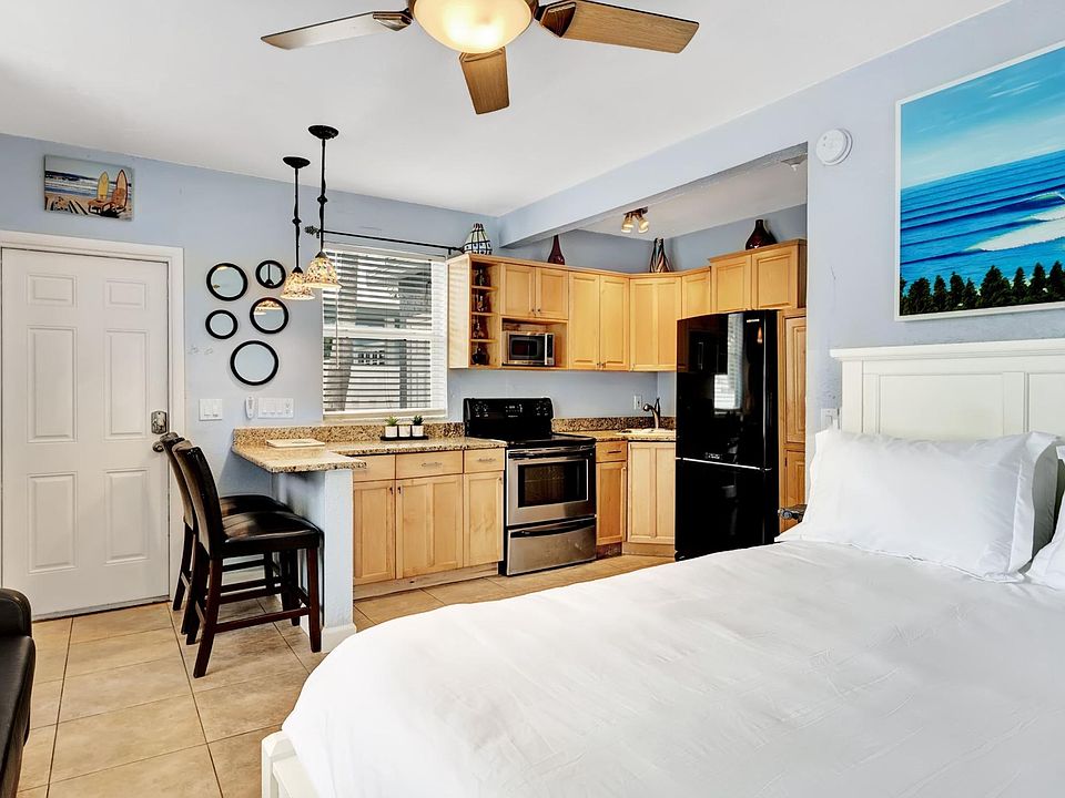 1st image of 333 NE 7th Ave APT 4