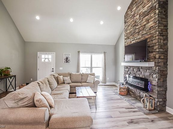 3rd image of 1127 Aubrey Cir