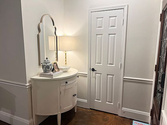 3rd image of 141 Oak Ridge Cir