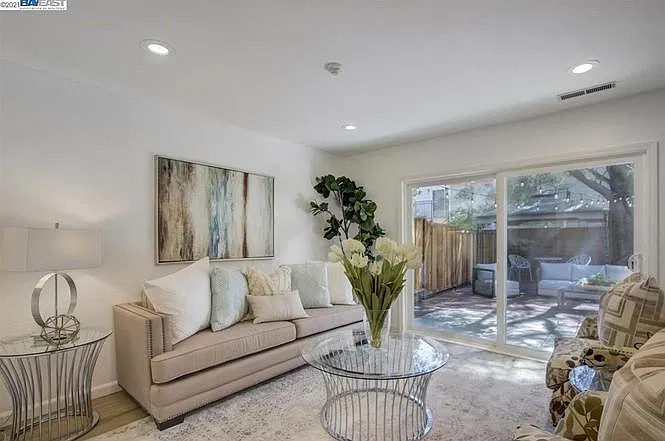 3 bed, 2.5 bath, 1330 sqft, $3,850 — Photo 3