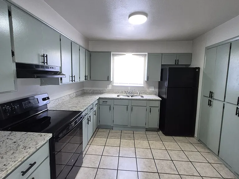 Kitchen - Granite countertops with lots of cabinets space!
