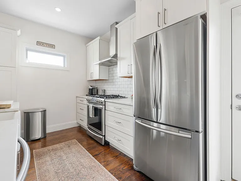 735 E 3rd St #3 — Photo 4